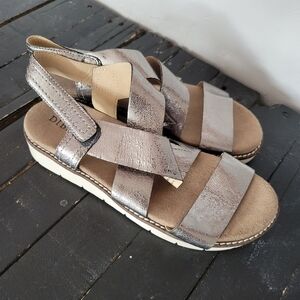 Diba True Cold Bay Women's 7 Cracked Metallic Silver Strappy Sandals Comfort
